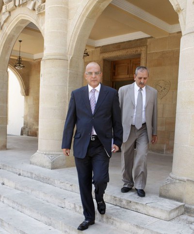 El líder del Partido Democrático, Marios Garoyian, sale del palacio presidencial tras reunirse con el mandatario chipriota, Demetris Christofias in Cyprus