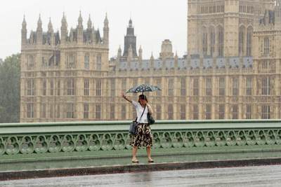 Una mujer frente al Parlamento londinense