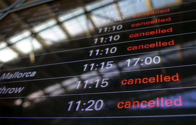 Los controladores aéreos alemanes dirán en 24 horas cuándo arranca su huelga. Una pantalla informativa anuncia los vuelos cancelados en el aeropuerto de Hamburgo, Alemania.