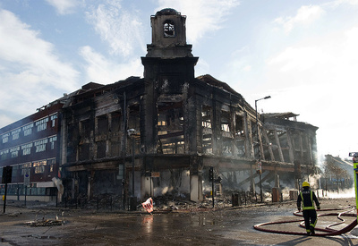 La policía ha acordonado la zona mientras un portavoz de los Servicios de Bomberos de Londres indicó que, por el momento, 
