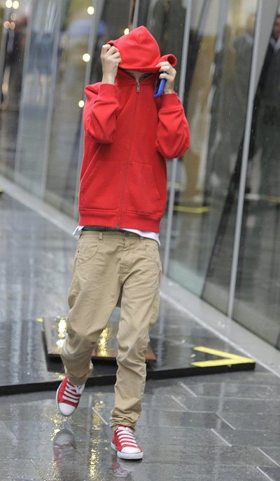 Un adolescente de 12 años cuando salía del juzgado de Manchester, luego de declararse culpable de robo en los disturbios.