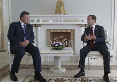 El presidente ruso, Dmitri Medvédev (dcha) con su homólogo ucraniano, Víctor Yanukóvich, en la residencia Bocharov Ruchei en Sochi (Rusia).