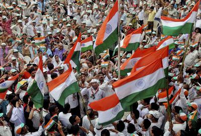 Ciudadanos indios celebran el aniversario 64 de su independencia en medio de varios escándalos de corrupción