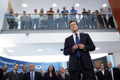 El primer ministro británico da un discurso mientras visita las instalaciones de Sci Tech Enterprise Zone en el Campus de Ciencia e Innovación de Daresbury.