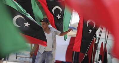 Un comerciante vende banderas rebeldes libias en la frontera suroriental libio-tunecina en Dahibah, Túnez