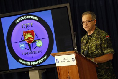 El coronel Roland Lavoie habla ante los medios internacionales en la base de la OTAN de Nápoles