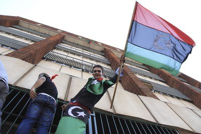 Libios residentes en Zimbabwe celebran que los rebeldes han entrado en la capital de Libia en la Embajada de Libia en Harare
