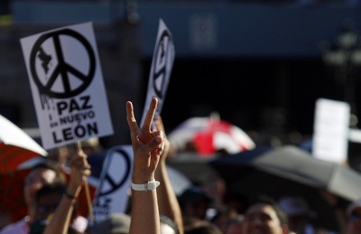 Un hombre muestra el signo de la paz durante una manifestación en Monterrey