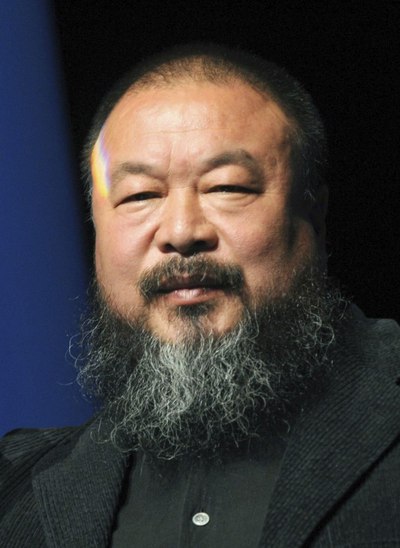 Una imagen de archivo del 26 de septiembre de 2010 que muestra al artista chino Ai Weiwei durante la entrega del premio 'Das Glas der Vernunft' en Kassel, Alemania
