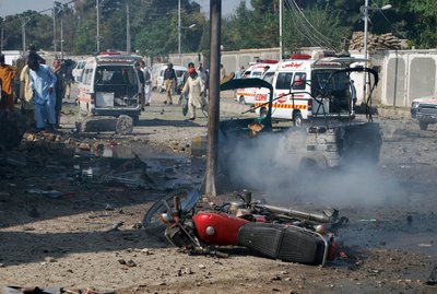 Uno de los suicidas iba en un vehículo que ha estallado al lado del coche del subinspector general de la guardia de fronteras de Quetta, en Pakistán.