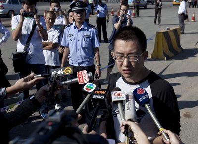 Qi Jianxiang, hijo de la activista china Wang Lihong, habla con los medios en las proximidades del tribunal de Wenyuhe, en Pekín.