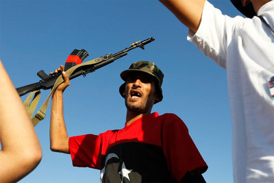 Un insurgente antigadafi grita 