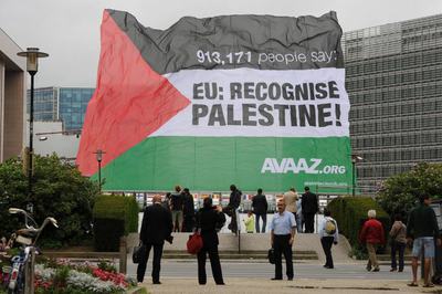 Una bandera palestina ondea con el eslogan: 