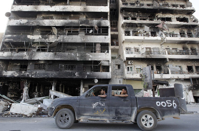 Rebeldes libios frente a un edificio en Misrata.