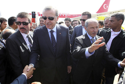 El presidente turco, Recep Tayyip Erdogan, a su llegada al aeropuerto de Trípoli