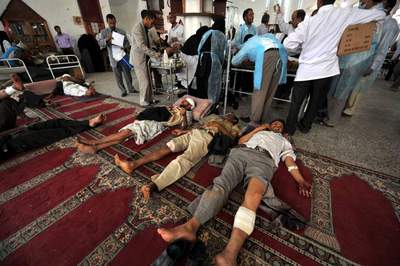 Opositores reciben asistencia médica en un hospital tras resultar heridos en un enfrentamiento entre militares desertores y fuerzas de seguridad leales al presidente yemení Ali Abdalá Saleh, en Saná, Yemen.