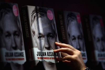 Varias copias de 'Julian Assange. Autobiografía no autorizada' en la estantería de una librería en Edimburgo, Escocia. El libro es el resultado de 50 horas de conversaciones grabadas tras un acuerdo con Canongate Books que finalmente el fundador de Wikileaks trató de romper, por lo que no reconoce la obra.
