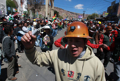 Un minero se manifiesta hoy durante una marcha desde la ciudad de El Alto a La Paz, Bolivia, liderada por la Central Obrera Boliviana (COB)