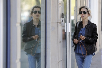 La periodista Tristane Banon llega a su casa en Boulogne-Billancourt, cerca de París.