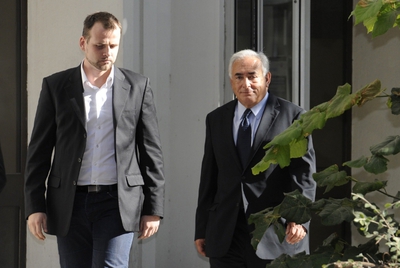 Dominique Strauss-Kahn (derecha) abandona las oficinas de la Brigada de Represión de la Delincuencia contra las Personas (BRDP).