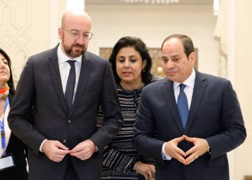 Al frente, Charles Michel (izquierda) y Abdelfatá al Sisi, este domingo en El Cairo.