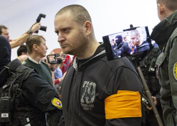 El exmilitar Miroslav Marcek (centro) llega a una audiencia el 13 de enero, en Pezinok, por el asesinato del periodista Jan Kuciak y su novia Martina Kusnirova en 2008.