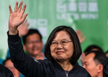 La presidenta de Taiwán, Tsai Ing-wen, saluda a sus seguidores tras su victoria.