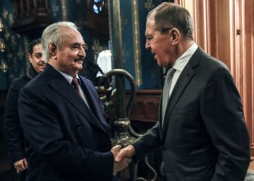 Jalifa Hafter y Serguéi Lavrov, este lunes en Moscú.