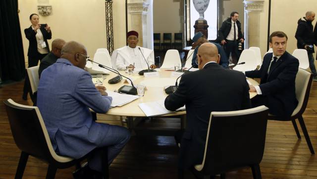 Macron, junto a los cinco líderes del Sahel, este lunes.