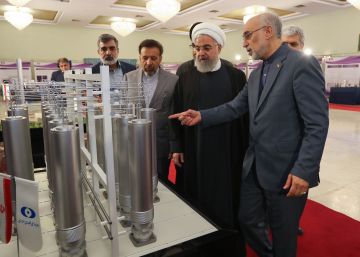 El director de la agencia nuclear iraní, Ali Akbar Salehi, muestra tecnología atómica al presidente Hasan Rohani, el pasado abril en Teherán.