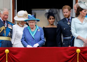 La reina Isabel II, acompañada del núcleo directo de la Familia Real británica, en el balcón del Palacio de Buckingham