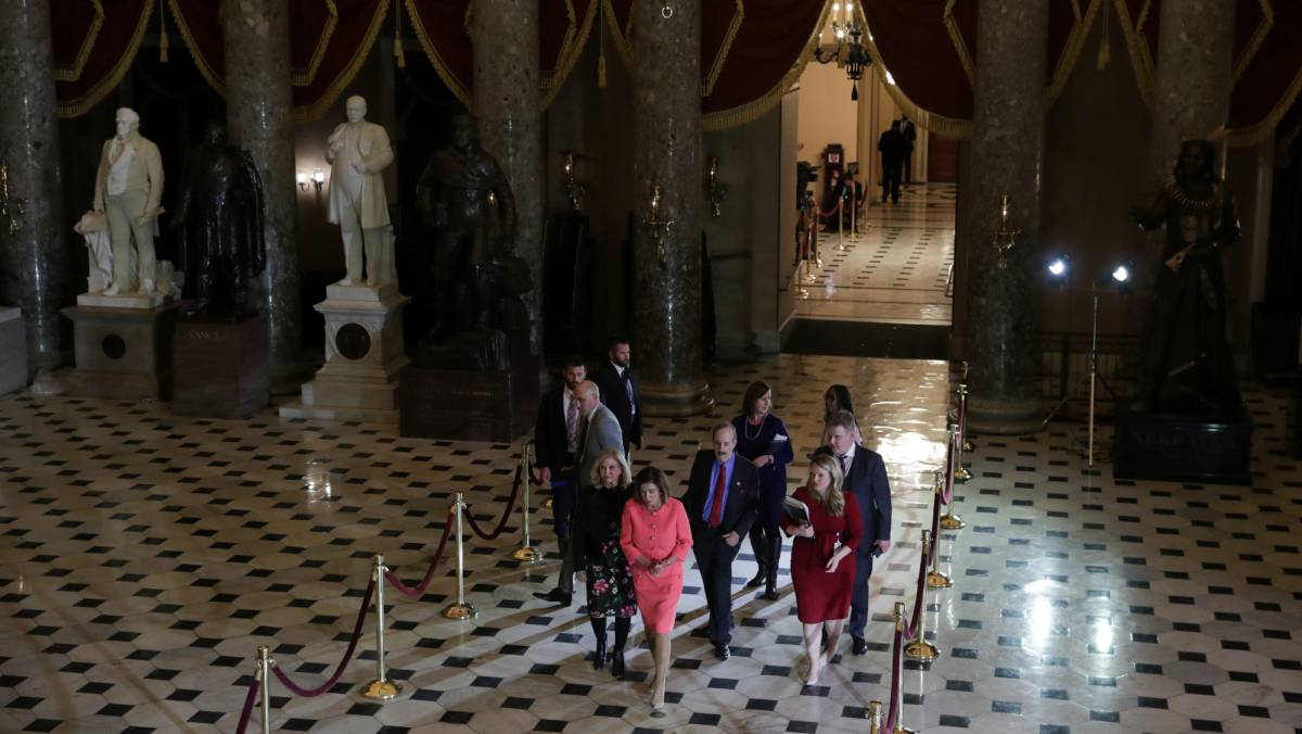 Traslado de la acusación contra Donald Trump, este miércoles. 