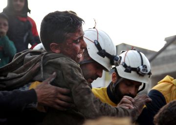 Un niño herido durante un bombardeo del régimen sirio en Idlib, el miércoles.