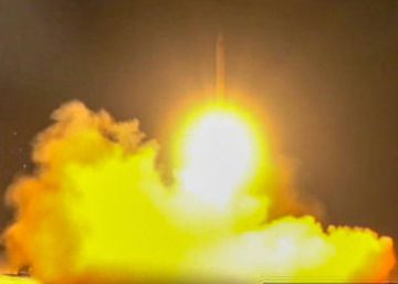 Captura de vídeo de la agencia estatal de noticias Iran Press que muestra el lanzamiento de un cohete contra la base militar estadounidense.