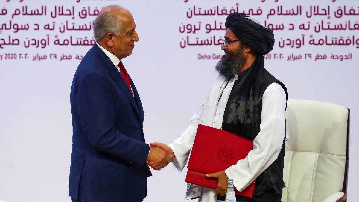 El embajador estadounidense en Afganistán, Zalmay Khalilzad (a la izquierda), y el líder talibán, Abdul Salam Zaeef, tras la rubrica, este sábado.