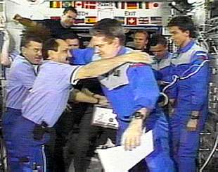 El Discovery emprende su regreso a la Tierra