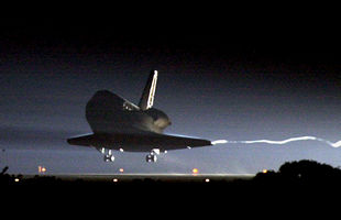 El 'Discovery' regresa a la Tierra tras finalizar su misión en la Estación Espacial Internacional