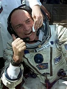 Dennis Tito acaba su 'viaje turístico' al espacio con el aterrizaje de la 'Soyuz' en  Kazajstán