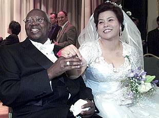   El arzobispo Milingo desafía al Vaticano y se casa por el rito de la secta Moon   (REUTERS)