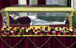 Juan XXIII regresa a la Plaza de San Pedro 38 años después de su muerte