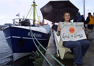   Atraca en Dublín el barco holandés equipado para practicar abortos   En la imagen, una joven con una pancarta de bienvenida. (REUTERS)