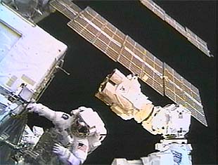   Problemas informáticos retrasan los trabajos de los astronautas del 'Atlantis'   En la imagen, Michael Gernhardt trabaja en el exterior de la EEI. (APNASA)