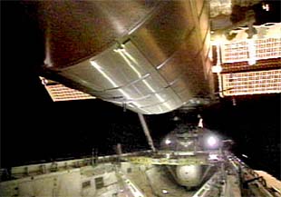 El 'Discovery' regresa a casa con dos toneladas de basura de la Estación Espacial