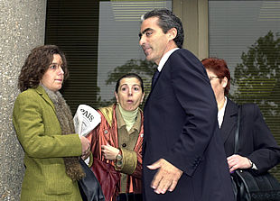 Familiares de los fallecidos tras recibir hemodiálisis denuncian a Baxter y al hospital de La Princesa