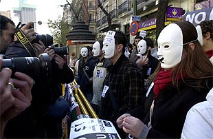 Cientos de estudiantes se manifiestan ante la sede del PP contra la LOU