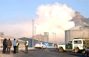 Una nube provocada por un incendio se desplaza hacia Cartagena