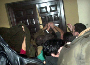 Unos 50 alumnos asaltan el despacho del rector de Sevilla en protesta por la LOU