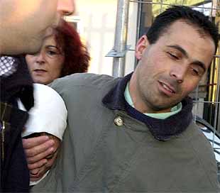 Fátima acude al instituto con su pañuelo en medio de una gran expectación