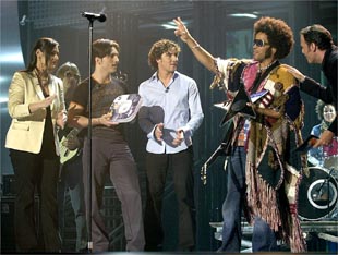 Rosa, David Bustamante y David Bisbal, entregan dos discos de platino a Lenny Kravitz