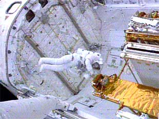 Dos tripulantes del 'Columbia' salen por primera vez al espacio para modernizar el 'Hubble'